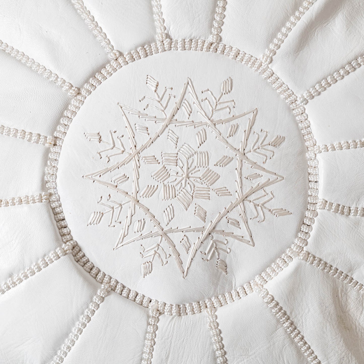 pouf-marocain-bleu-en-cuir-fait-main.jpg