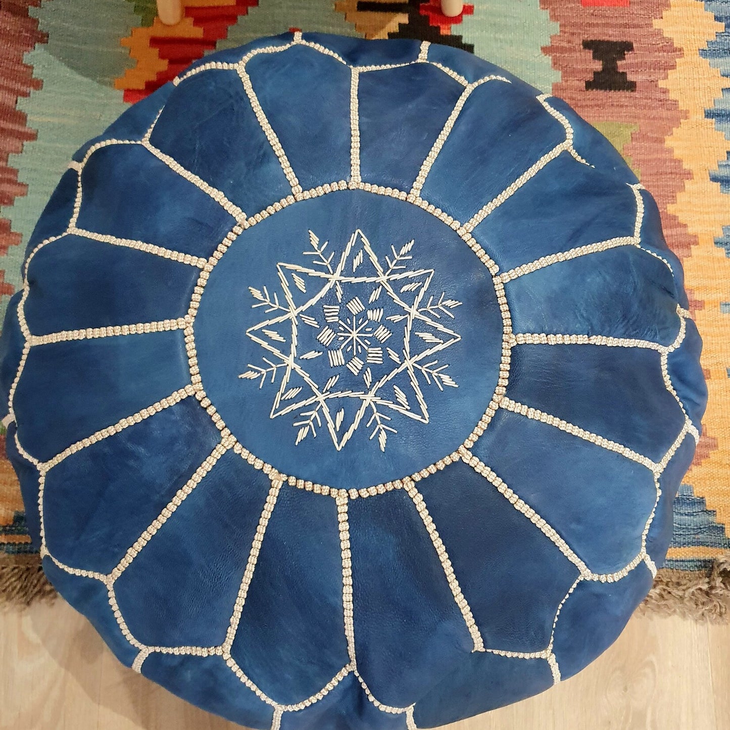 pouf-marocain-bleu-en-cuir-fait-main.jpg