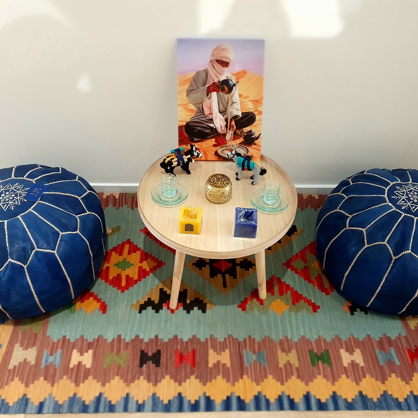pouf-marocain-bleu-en-cuir-fait-main.jpg