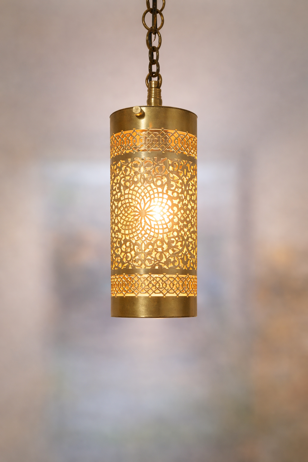 Lanterne Cylindrique 20cm en Laiton Ciselé – Artisanat d’Exception : Élégance et Luminosité Artisanale