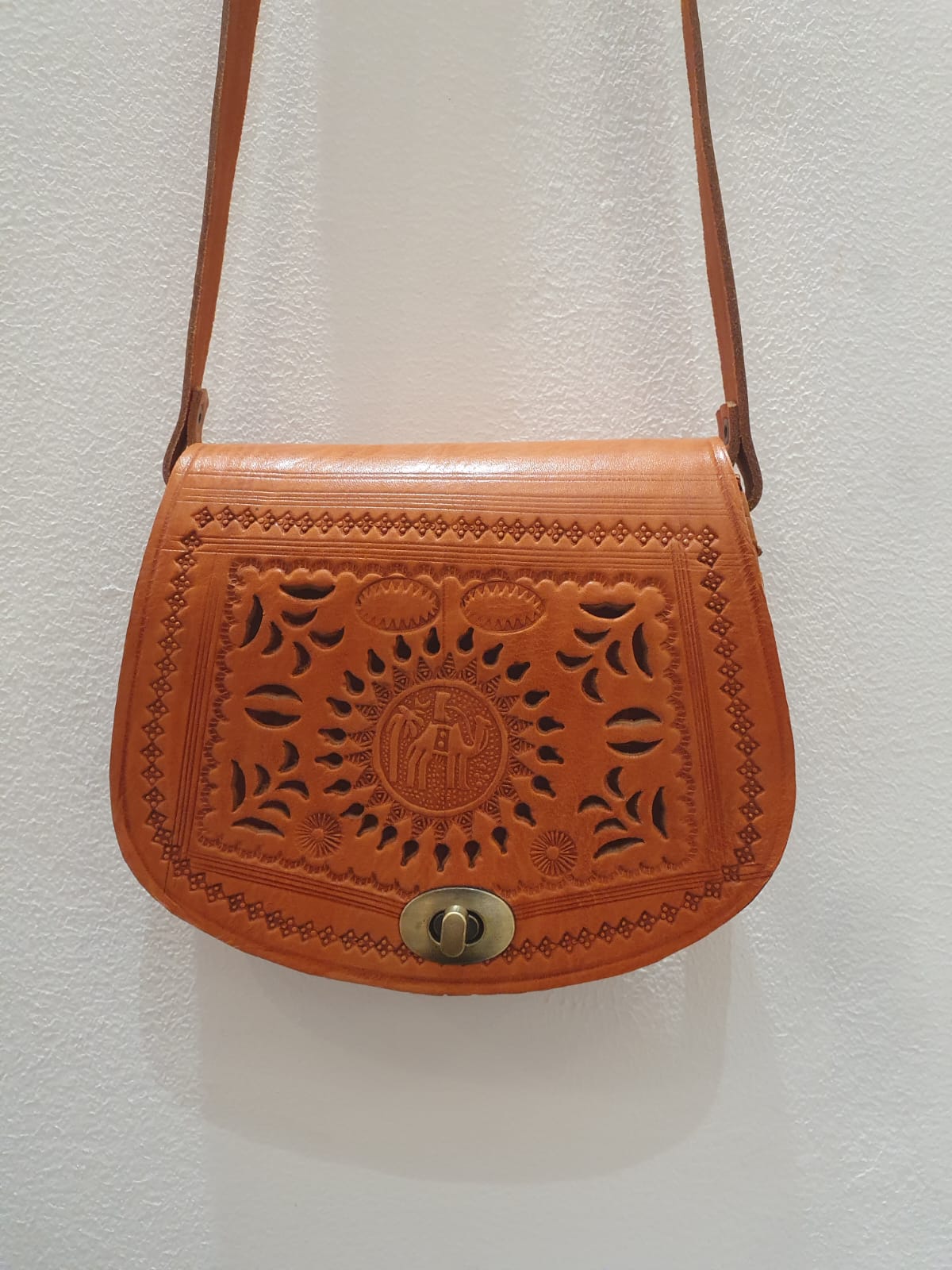 Sac en cuir artisanal gravé – Modèle vintage