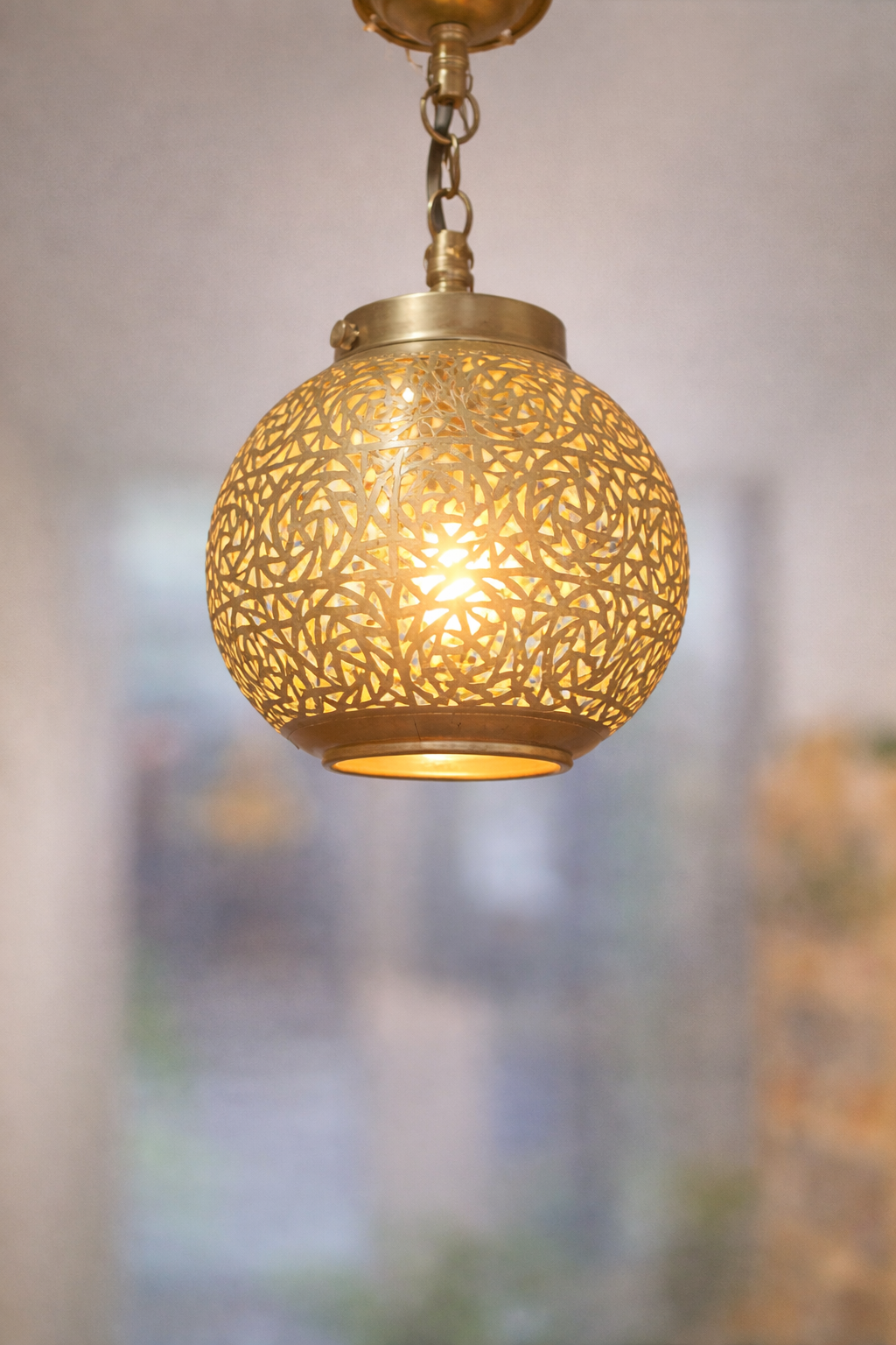 Suspension Design & Artisanat – La Beauté du Laiton Sculpté