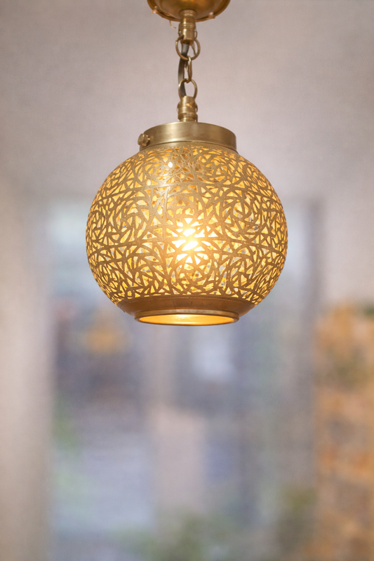 Suspension Design & Artisanat – La Beauté du Laiton Sculpté